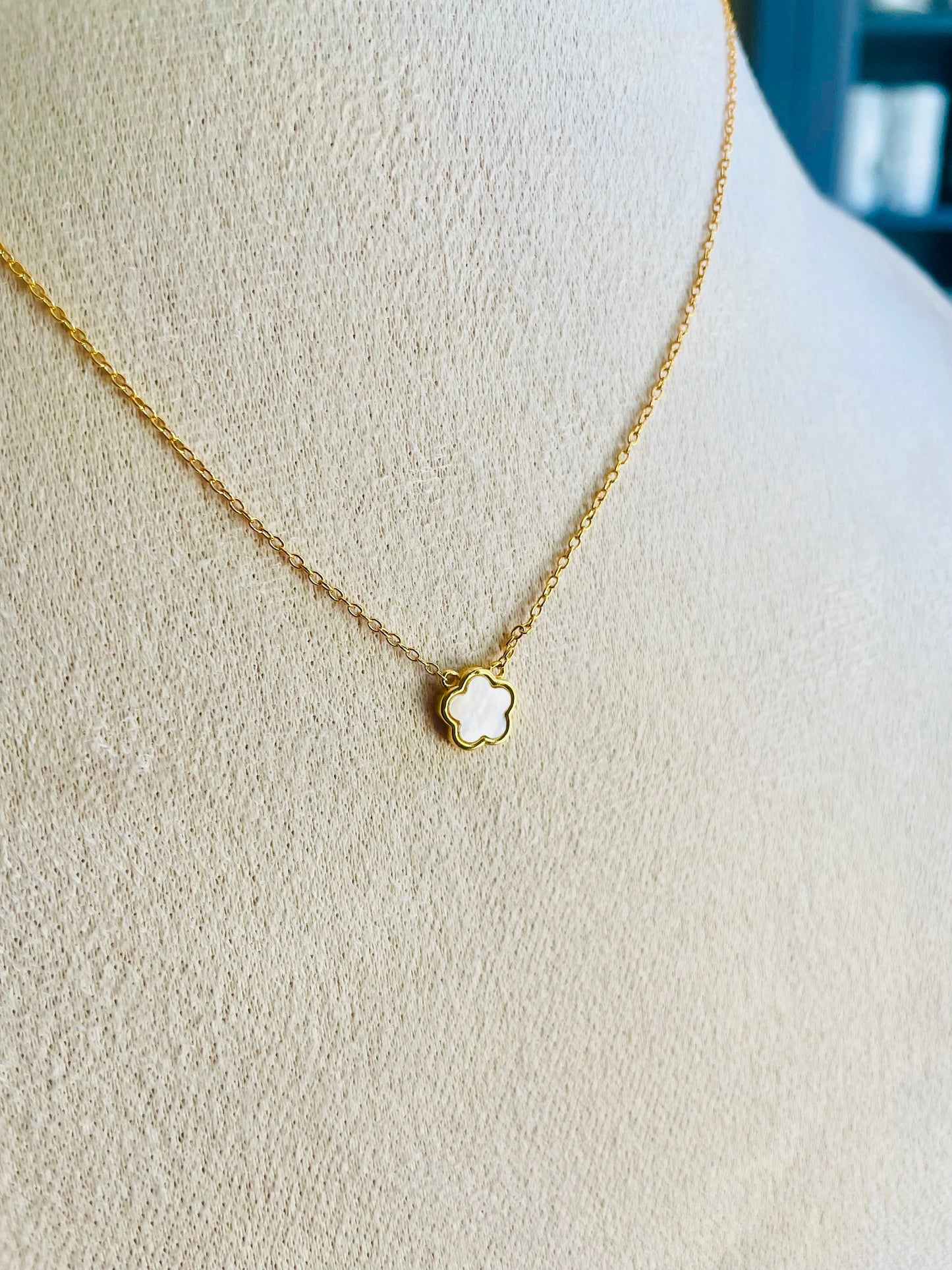 Minimalist flower mother of pearl gold necklace, Dainty aesthetic gift her wife daughter sister friend, 925 sterling silver gift under 50