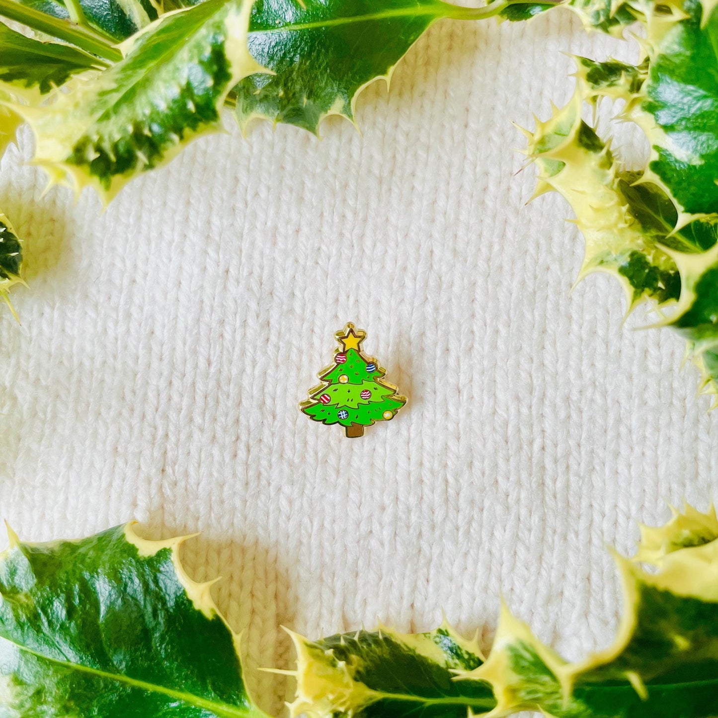 Decorated Christmas tree with yellow star gold hard enamel pin