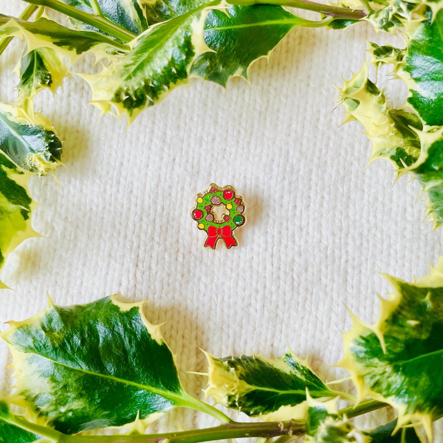 Christmas wreath decorated with red bow gold hard enamel mini pin badge
