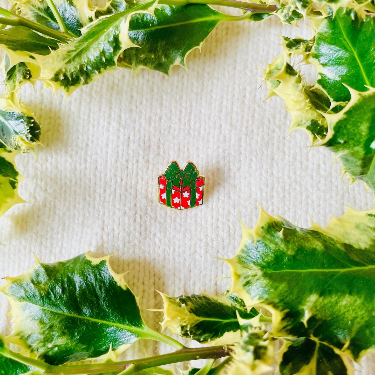 Red with white stars gift wrapped gift present with green bow gold hard enamel cute mini enamel pin