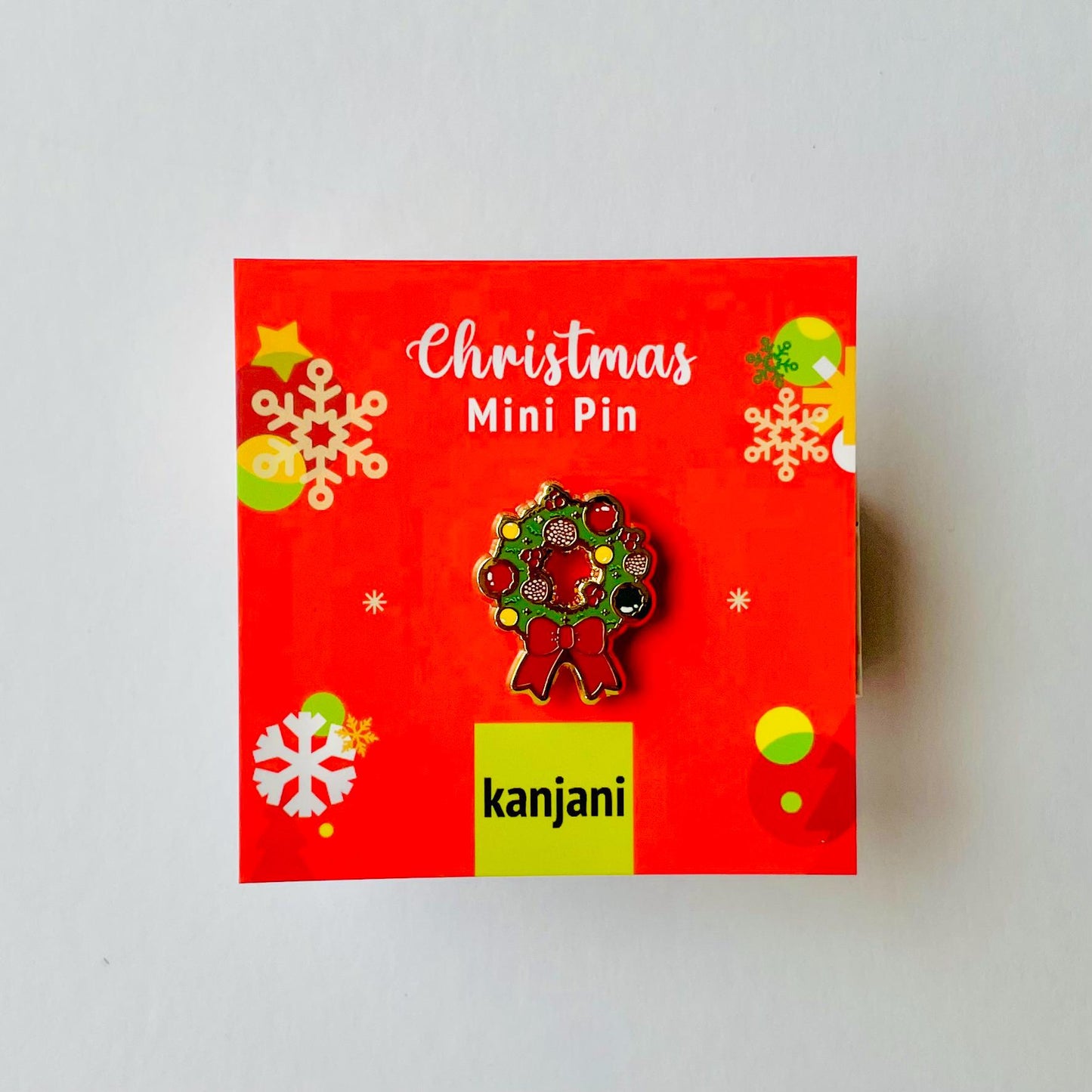 Christmas wreath decorated with red bow gold hard enamel mini pin badge