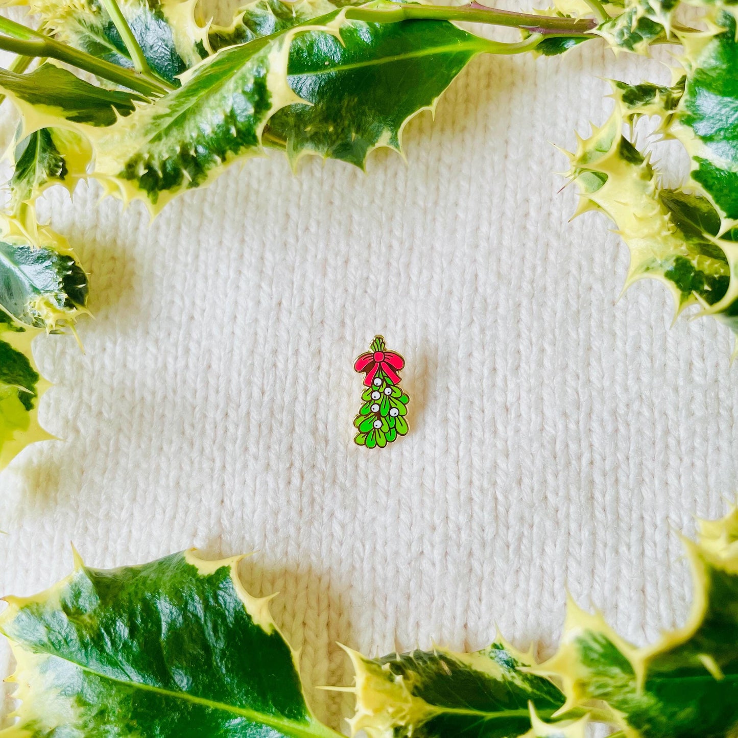 Christmas Mistletoe bunch with white berries and red ribbon gold hard enamel pin badge