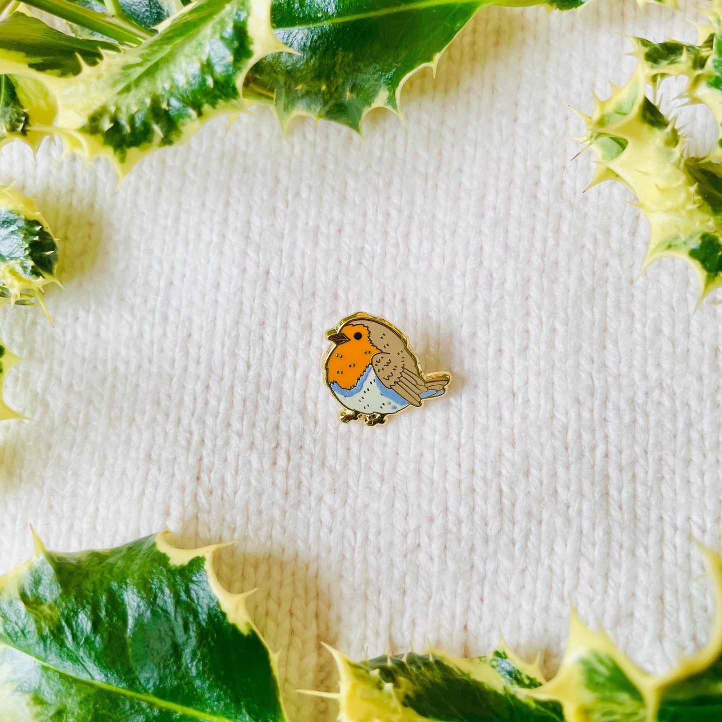 Red robin gold hard enamel mini pin badge
