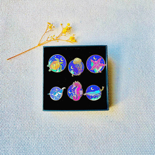 Sea creatures jellyfish, sea turtle, manta ray, blue shrimp, seahorse, starfish gold hard enamel pins black Gift box