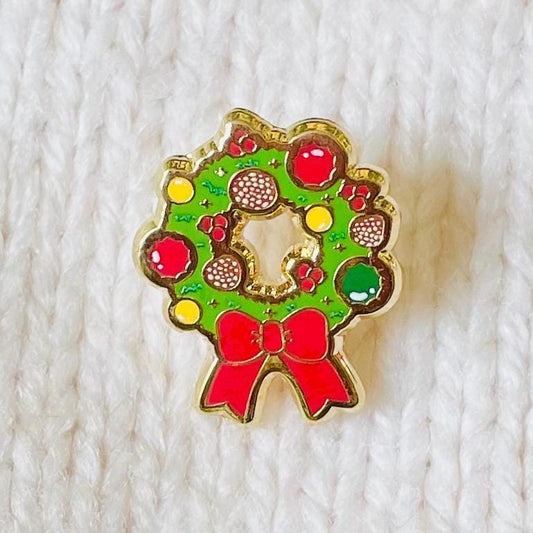 Christmas wreath decorated with red bow gold hard enamel mini pin badge
