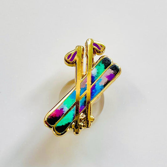 Ski enamel pin