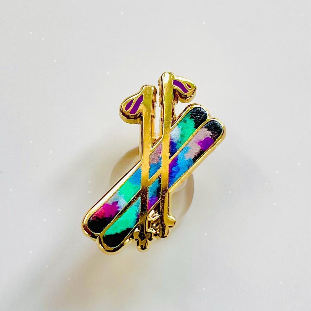 Ski enamel pin