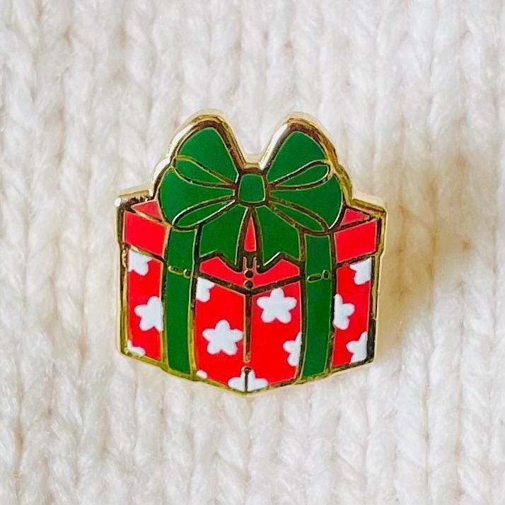 Red with white stars gift wrapped gift present with green bow gold hard enamel cute mini enamel pin