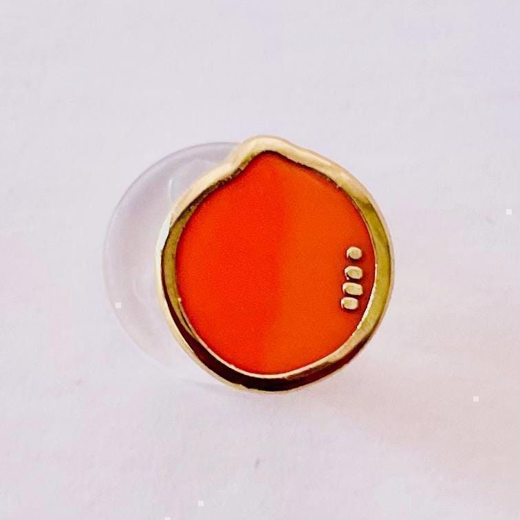 Pea gold hard enamel pin