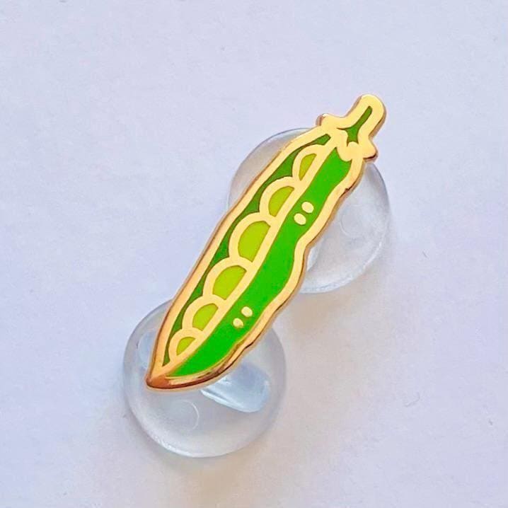 Pea pod gold hard enamel pin