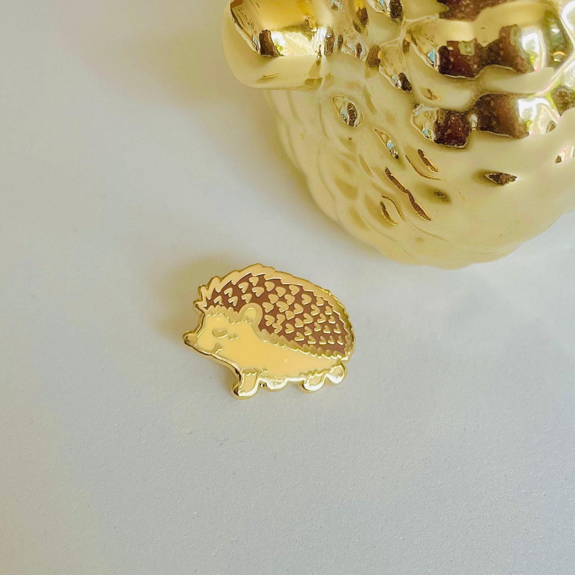 Garden hedgehog gold hard enamel mini pin