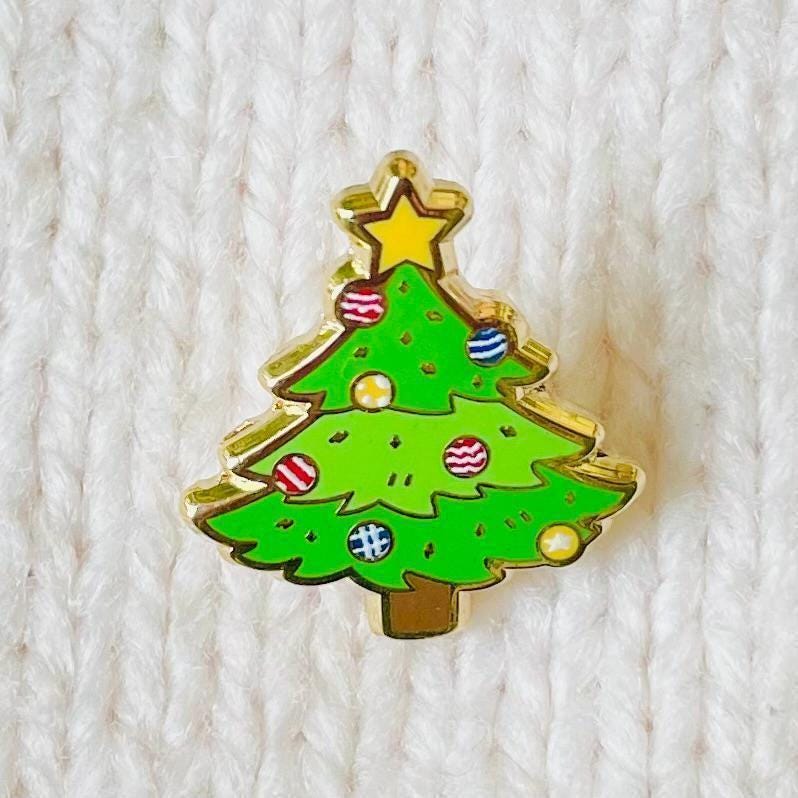 Decorated Christmas tree with yellow star gold hard enamel pin