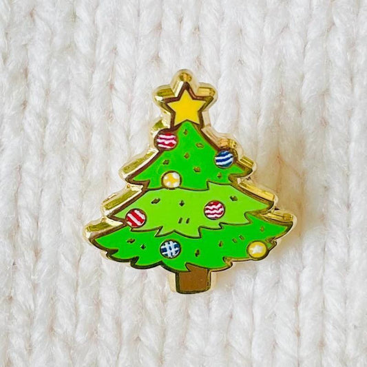 Decorated Christmas tree with yellow star gold hard enamel pin