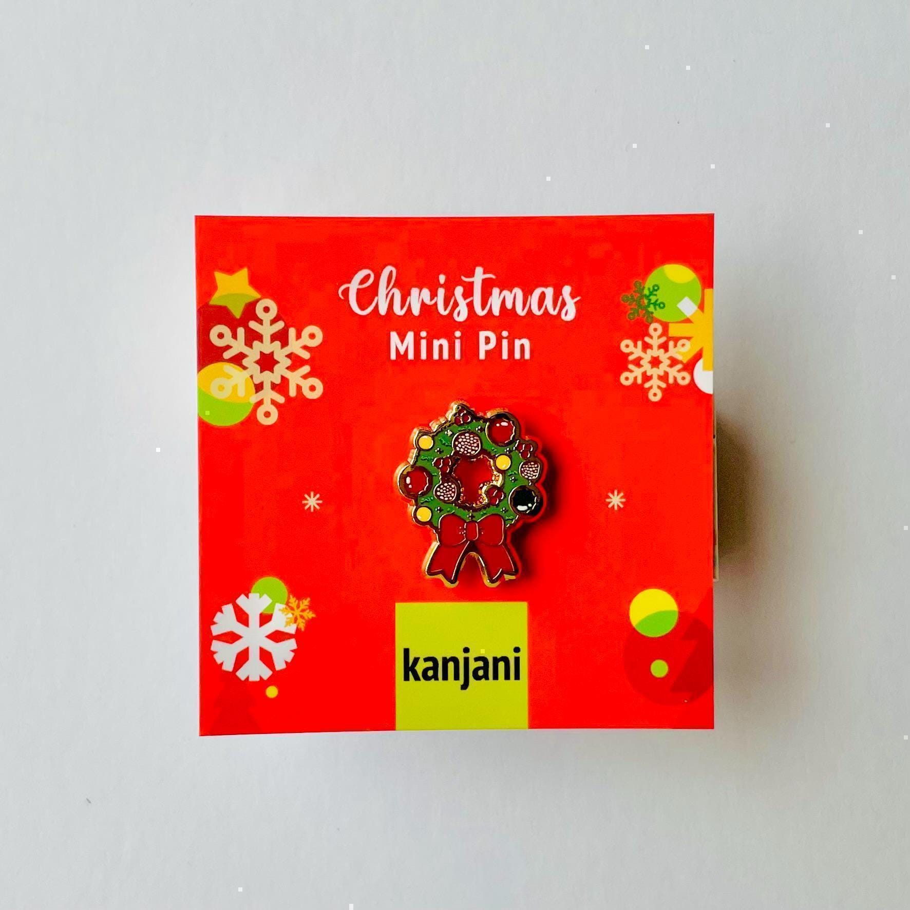 Christmas wreath decorated with red bow gold hard enamel mini pin badge