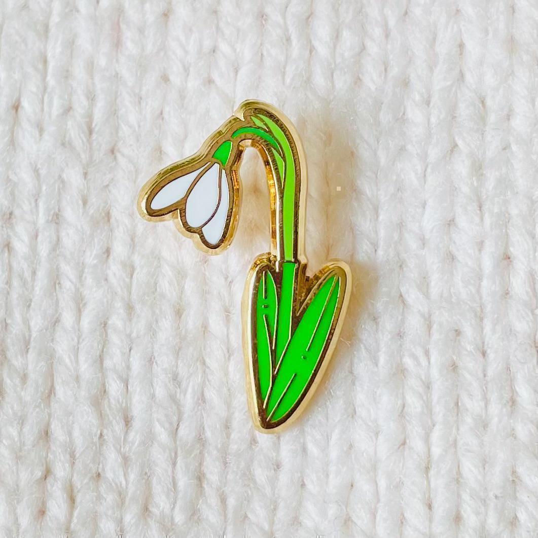 Snowdrop gold hard enamel mini pin badge