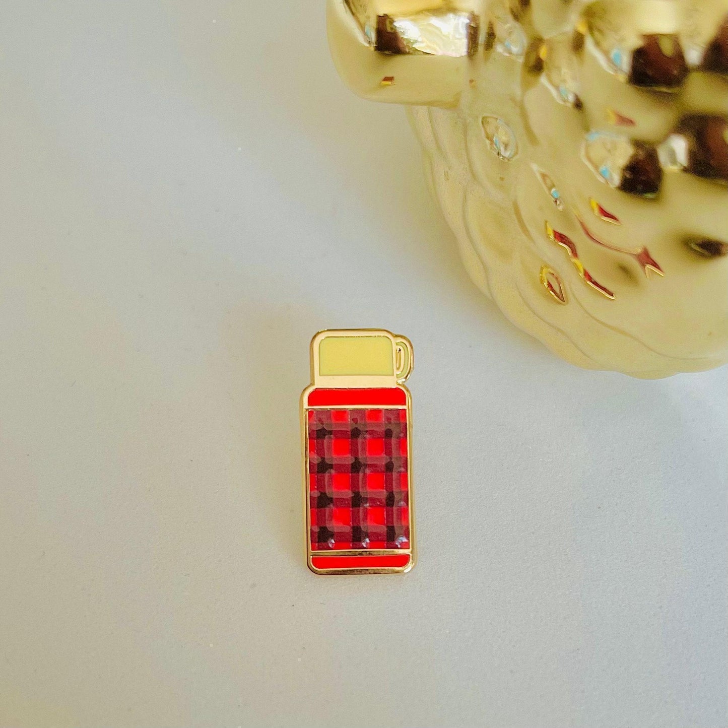 Red and black plaid tartan vacuum flask  gold hard enamel mini pin