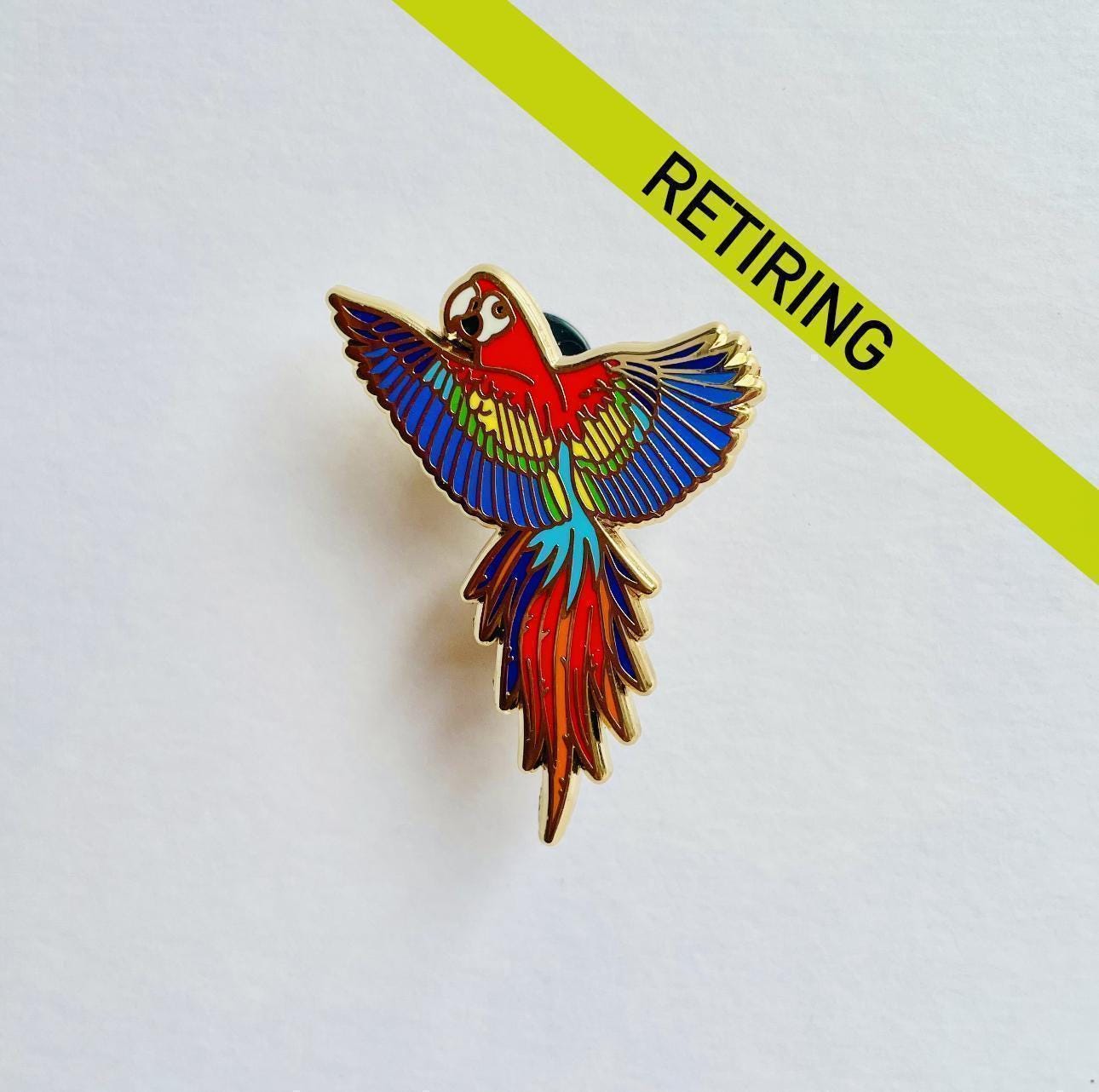 Guacamayo Enamel pin gift badge, Ara macao, Parrot, tropical bird lapel pin