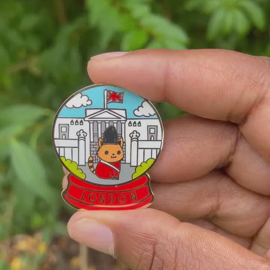 London Snowglobe Enamel Pin badge | Pippi Holiday Vacation | Cat brooch | London souvenir | London skyline icon | Buckingham Palace Guard