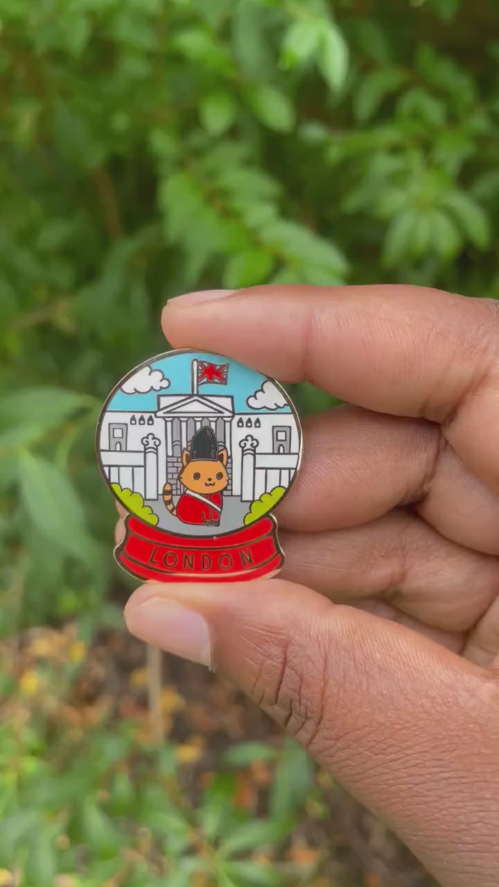 London Snowglobe Enamel Pin badge | Pippi Holiday Vacation | Cat brooch | London souvenir | London skyline icon | Buckingham Palace Guard